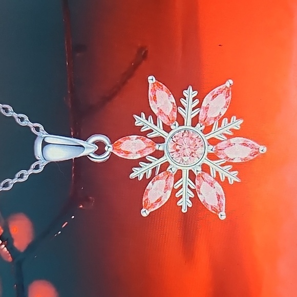 Red rhinestone Snowflake ❄️ necklace - Picture 4 of 5